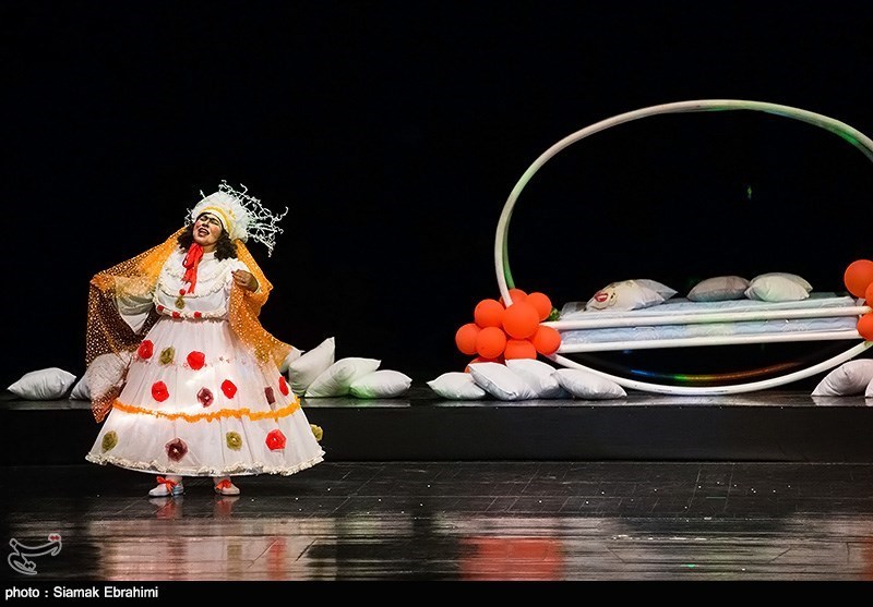 اجرای تئاتر(( باغ دلگشا)) به کارگردانی پری صابری