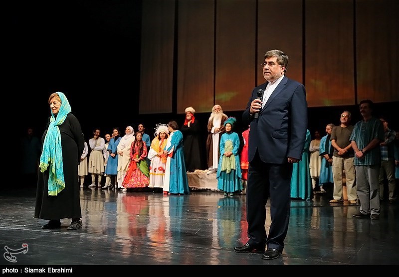 اجرای تئاتر(( باغ دلگشا)) به کارگردانی پری صابری و با حضور وزیر فرهنگ و ارشاد اسلامی