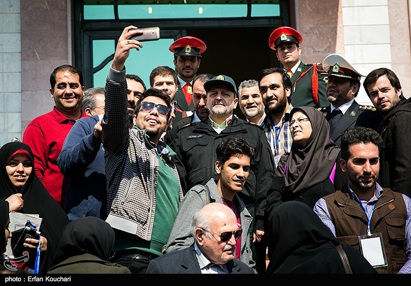 عکس یادگاری خبرنگاران با سردار احمدی‌مقدم در پایان همایش رؤسا و مدیران پلیس راهنمایی و رانندگی ناجا