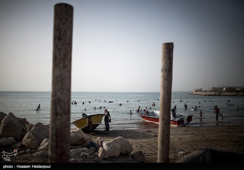 روزهای گرم بوشهر و شنا در ساحل جفره