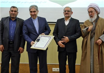 استاندار آذربایجان شرقی از رهبری انگشتری گرفت +عکس