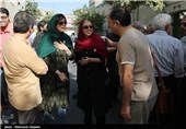 مهتاب کرامتی در تجمع سینماگران مقابل خانه سینما 