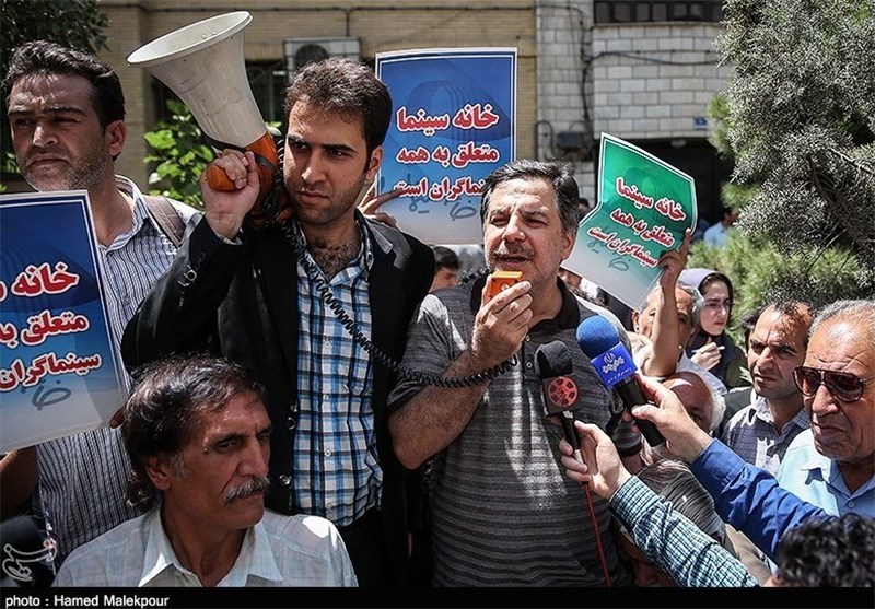 پایان تجمع مقابل وزارت ارشاد/فرحبخش: دوران اشراف‌گری و تبعیض میان سینماگران سر آمده است