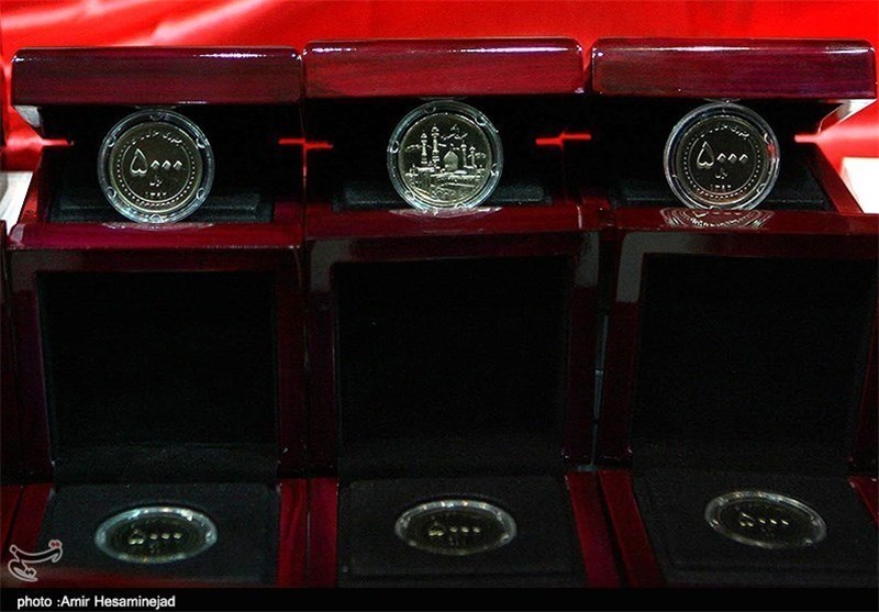 سکه منقش به حرم حضرت معصومه (س) در قم توزیع می‌شود