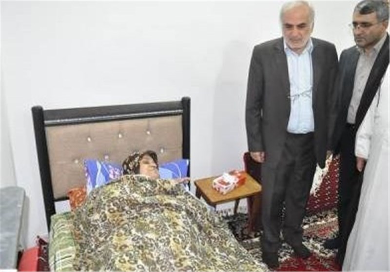 استاندار مازندران از مادر شهیدان یزدان‌خواه عیادت کرد