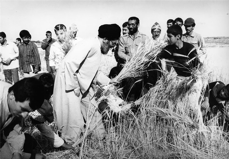 نمایشگاه پوستر با موضوع زندگی مقام معظم رهبری در کرمان افتتاح شد