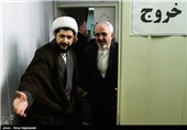 محمدجواد ظریف وزیر امور خارجه هنگام ورود به محل دیدار با امام جمعه مشهد