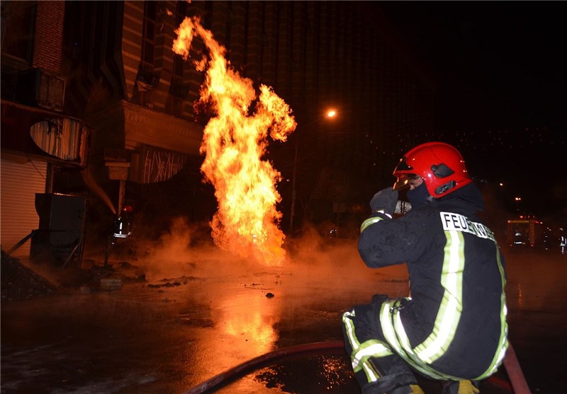 برخورد بیل مکانیکی با شبکه اصلی گاز در مشهد منجر به انفجار شد