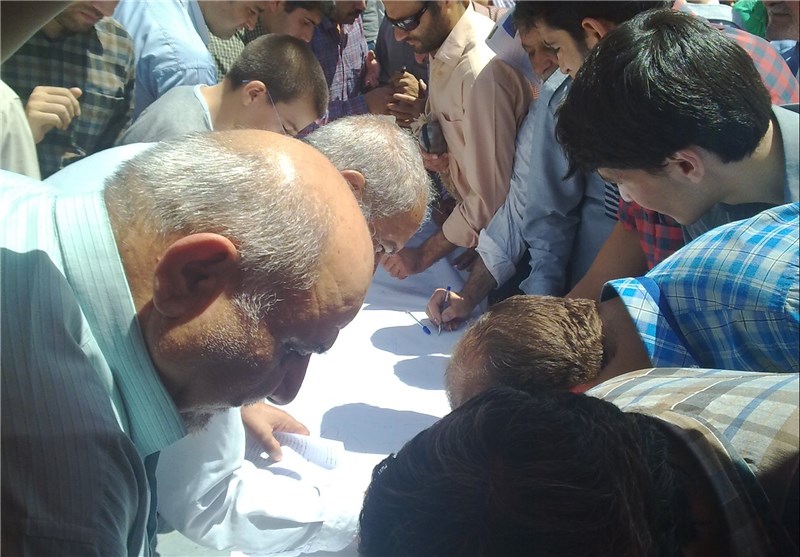 مردم سیستان به منظور تشکر از امام خامنه ای طوماری امضا کردند