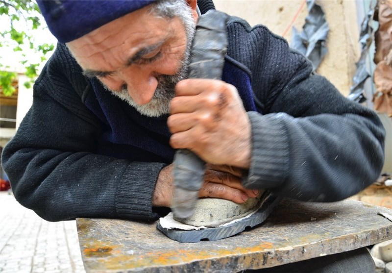 مروری بر 1.5 قرن ساخت کفش‌های محلی در شهرستان سرایان + تصاویر