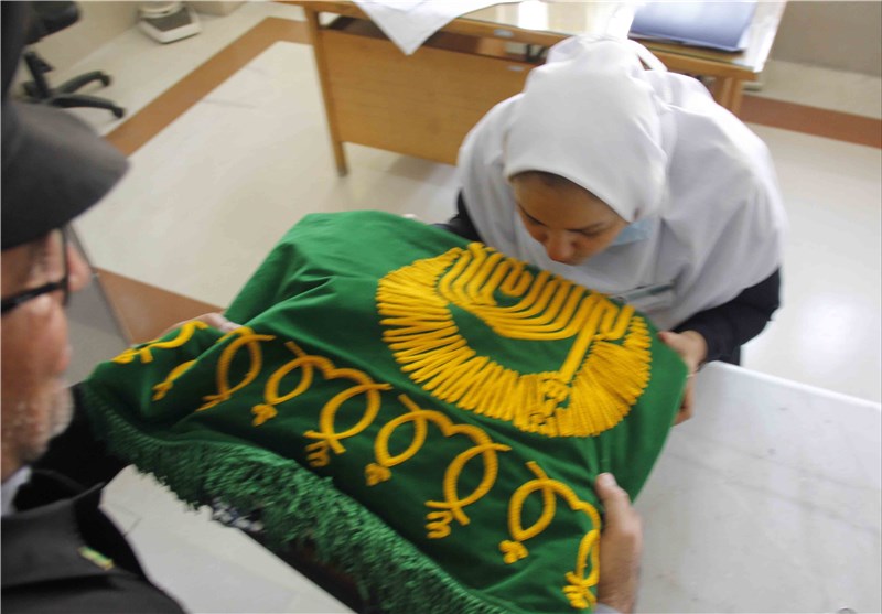 خادمان حضرت خورشید(ع) از بیماران بیمارستان‌های اراک عیادت کردند