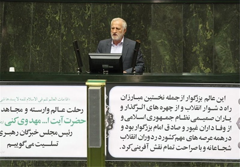 دیگران برای وزیر علوم تصمیم می‌گیرند و وی اجرا می‌کند