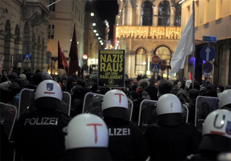تظاهرات هزاران اتریشی علیه فعالیت افراطی‌گراها در این کشور