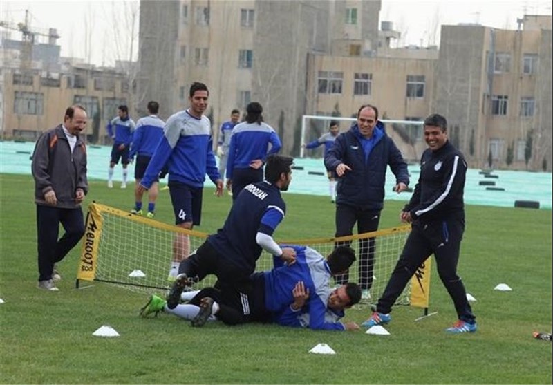 قلعه‌نویی، کرار را تحویل نگرفت و توسط بازیکنان تشویق شد