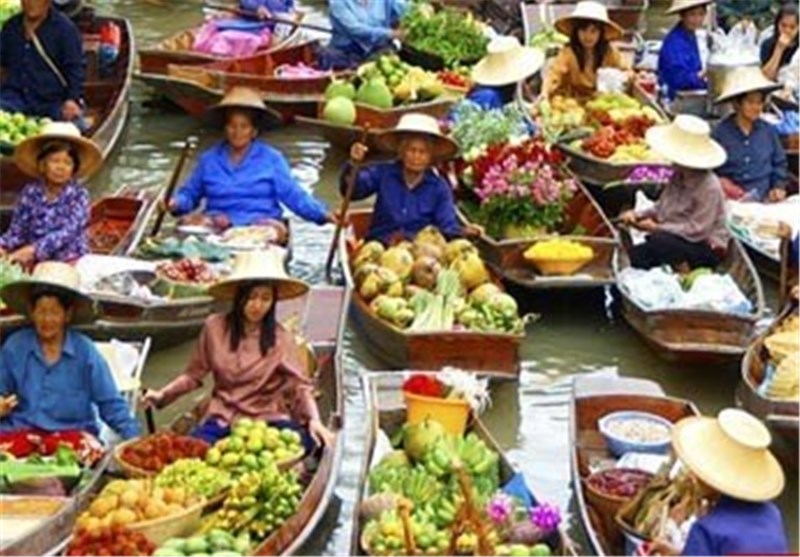 تصاویر بازاری که روی آب است