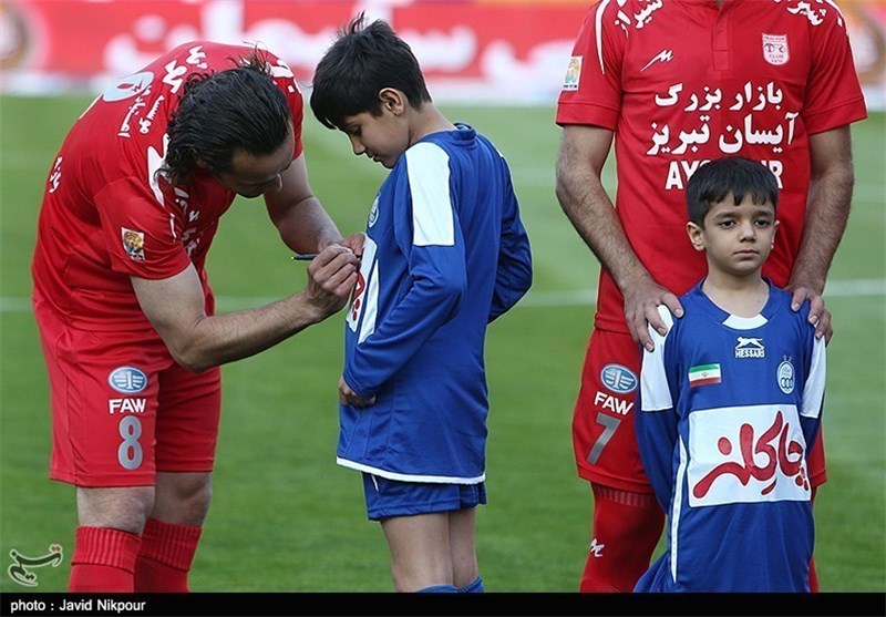 کریمی عکس سلفی گرفت، مصاحبه نکرد