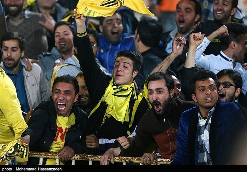 حضور پرشور تماشاگران اصفهانی در ورزشگاه غدیر اهواز