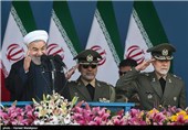 امیر عطاءالله صالحی فرمانده کل ارتش و حجت‌الاسلام حسن روحانی رئیس جمهور در مراسم رژه روز ارتش