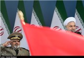 حجت‌الاسلام حسن روحانی رئیس جمهور و سرلشکر فیروزآبادی رئیس ستاد کل نیروهای مسلح در مراسم رژه روز ارتش