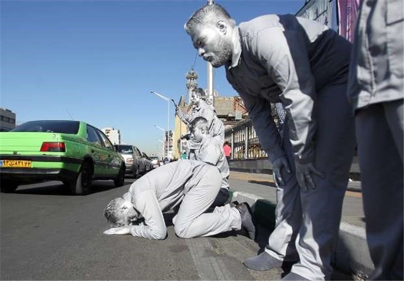 تصاویر اجرای تئاتر خیابانی در وزارت کار