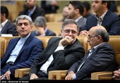 ولی‌الله سیف رئیس کل بانک مرکزی و علی طیب‌نیا وزیر اقتصاد در  پنجمین همایش سالانه سیاست های پولی و ارزی