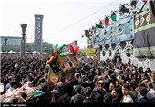 مراسم عزاداری روز عاشورا در میدان امام حسین (ع)