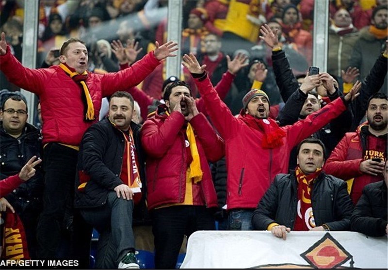 هواداران گالاتاسرای: مسلمانان تروریست نیستند + عکس