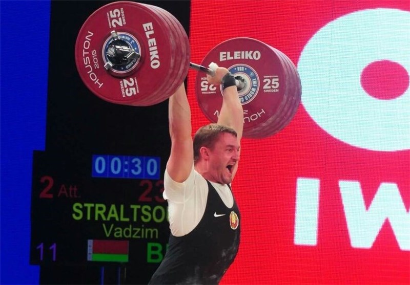 خوشحالی وزنه‌بردار بلاروسی از غلبه بر قزاق‌ها و کسب مدال طلا