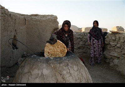 دو زن روستایی در حال پخت نان در روستای خمّر آخرین روستای ایران در منطقه هیرمند زابل