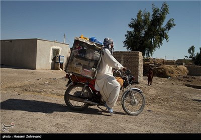 فروشنده دورگردی که برای تامین مایحتاج اهالی این روستا، کالاهای مورد نیاز را با موتور برای روستاییان می‌آورد.