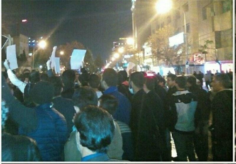 جمعی از شهروندان مشهد مقابل کنسولگری عربستان تجمع کردند