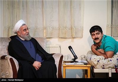حضور حجت‌الاسلام حسن روحانی رئیس جمهور در منزل جانباز 70 درصد حسین آزادبخت