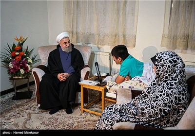 حضور حجت‌الاسلام حسن روحانی رئیس جمهور در منزل جانباز 70 درصد حسین آزادبخت