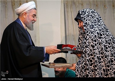 تقدیر حجت‌الاسلام حسن روحانی رئیس جمهور از همسر جانباز 70 درصد حسین آزادبخت