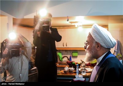حجت‌الاسلام حسن روحانی رئیس جمهور هنگام خروج از منزل جانباز 70 درصد حسین آزادبخت