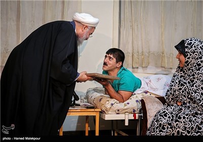 تقدیر حجت‌الاسلام حسن روحانی رئیس جمهور از جانباز 70 درصد حسین آزادبخت
