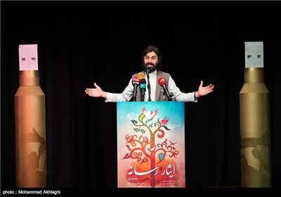 اجرای شعر خوانی توسط صابر خراسانی شاعر در همایش ایثار و رسانه