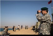 امیر حبیب‌الله سیاری فرمانده نیروی دریایی ارتش هنگام مشاهده مانور دفاع خط ساحلی - رزمایش بزرگ دریایی ولایت 94