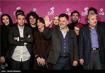 فرش قرمز فیلم سینمایی آبنبات چوبی به کارگردانی حسین فرح‌بخش در ششمین روز سی و چهارمین جشنواره فیلم فجر - برج میلاد