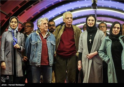 مینا وحید بازیگر، کیومرث پوراحمد کارگردان و رضا کیانیان و بهاره کیان افشار بازیگران فیلم سینمایی بارکد در ششمین روز سی و چهارمین جشنواره فیلم فجر - برج میلاد