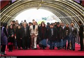 فرش قرمز فیلم "سینما نیمکت" در هفتمین روز سی و چهارمین جشنواره فیلم فجر - برج میلاد