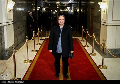 سیدرضا میرکریمی کارگردان فیلم دختر در مراسم تجلیل از نامزدهای سی‌وچهارمین جشنواره فیلم فجر