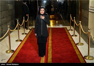 ساره بیات بازیگر فیلم عادت نمی‌کنیم در مراسم تجلیل از نامزدهای سی‌وچهارمین جشنواره فیلم فجر