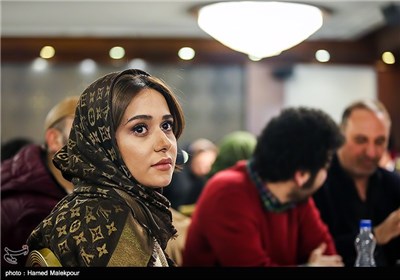 پریناز ایزدیار بازیگر فیلم ابد و یک روز در مراسم تجلیل از نامزدهای سی‌وچهارمین جشنواره فیلم فجر