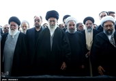اقامه نماز بر پیکر آیت‌الله واعظ طبسی با حضور رهبر انقلاب