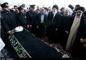 اقامه نماز بر پیکر آیت‌الله واعظ طبسی با حضور رهبر انقلاب