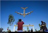 هواپیمای سوخت رسانی در حال فرود در فرودگاه مهرآباد