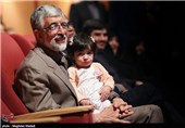 حداد عادل و نوه دختری اش در مراسم رونمایی از کتاب "هنوز هم"