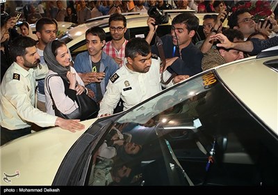 استقبال مردم از عوامل فیلم فروشنده