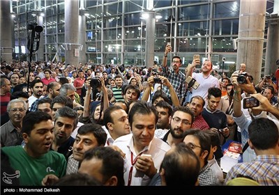 استقبال مردم از عوامل فیلم فروشنده